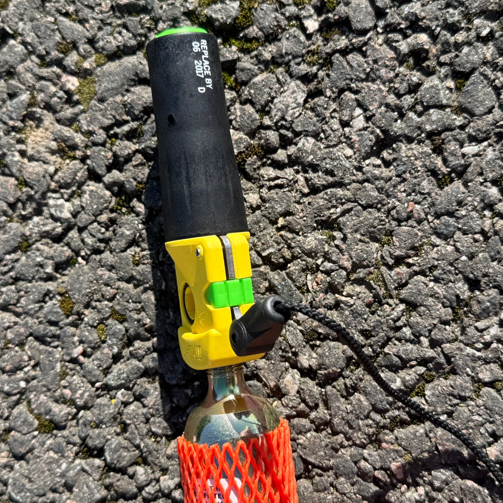 60g Lifejacket cylinder + Firing mechanism — photo 2 of 5